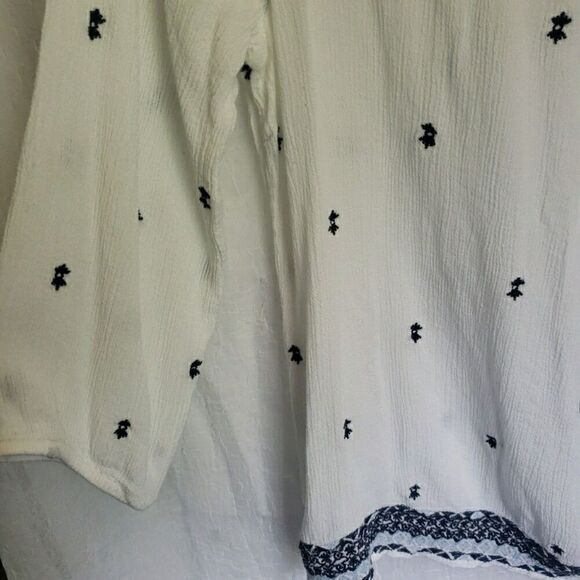 Mudd Boho Shirt White Navy Blue Embroidered Elastic 3/4 Sleeve Cuff Women Size L - Picture 5 of 10